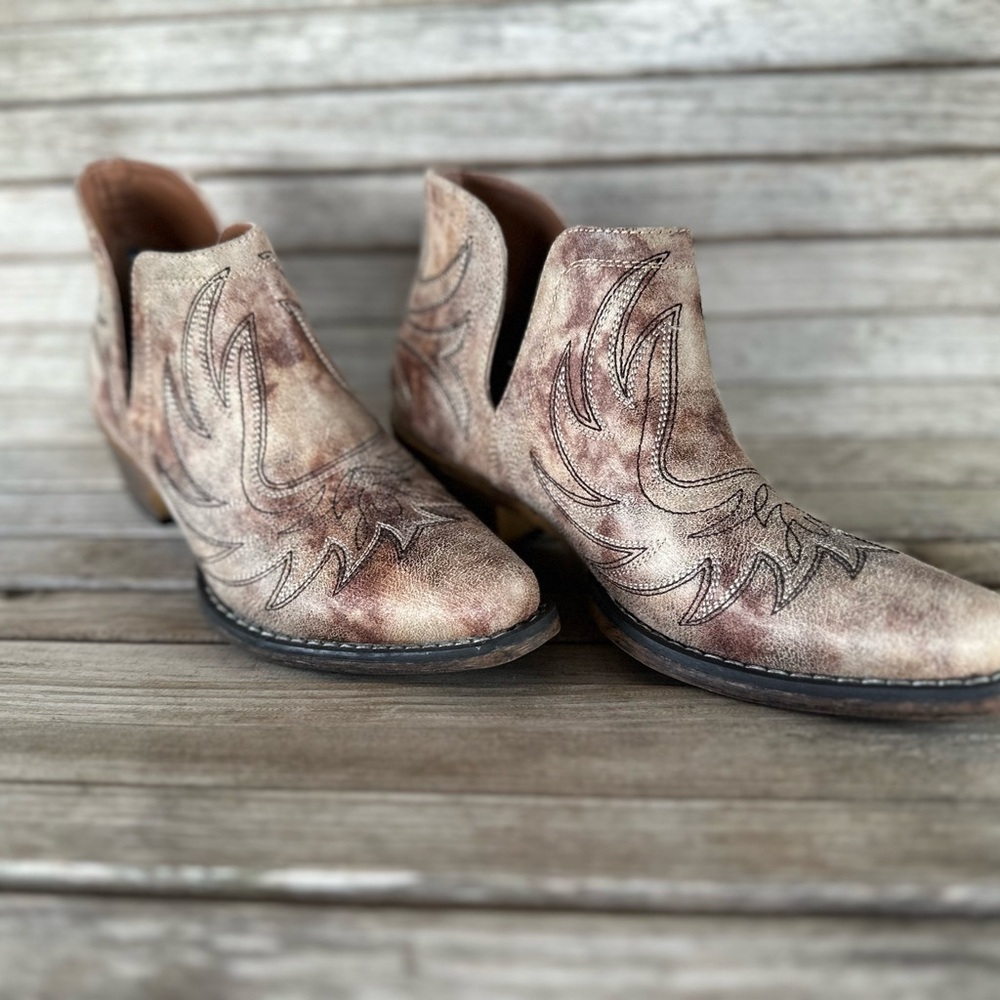 Roper Tan Distressed Western Ankle Booties. Rodeo ready!!